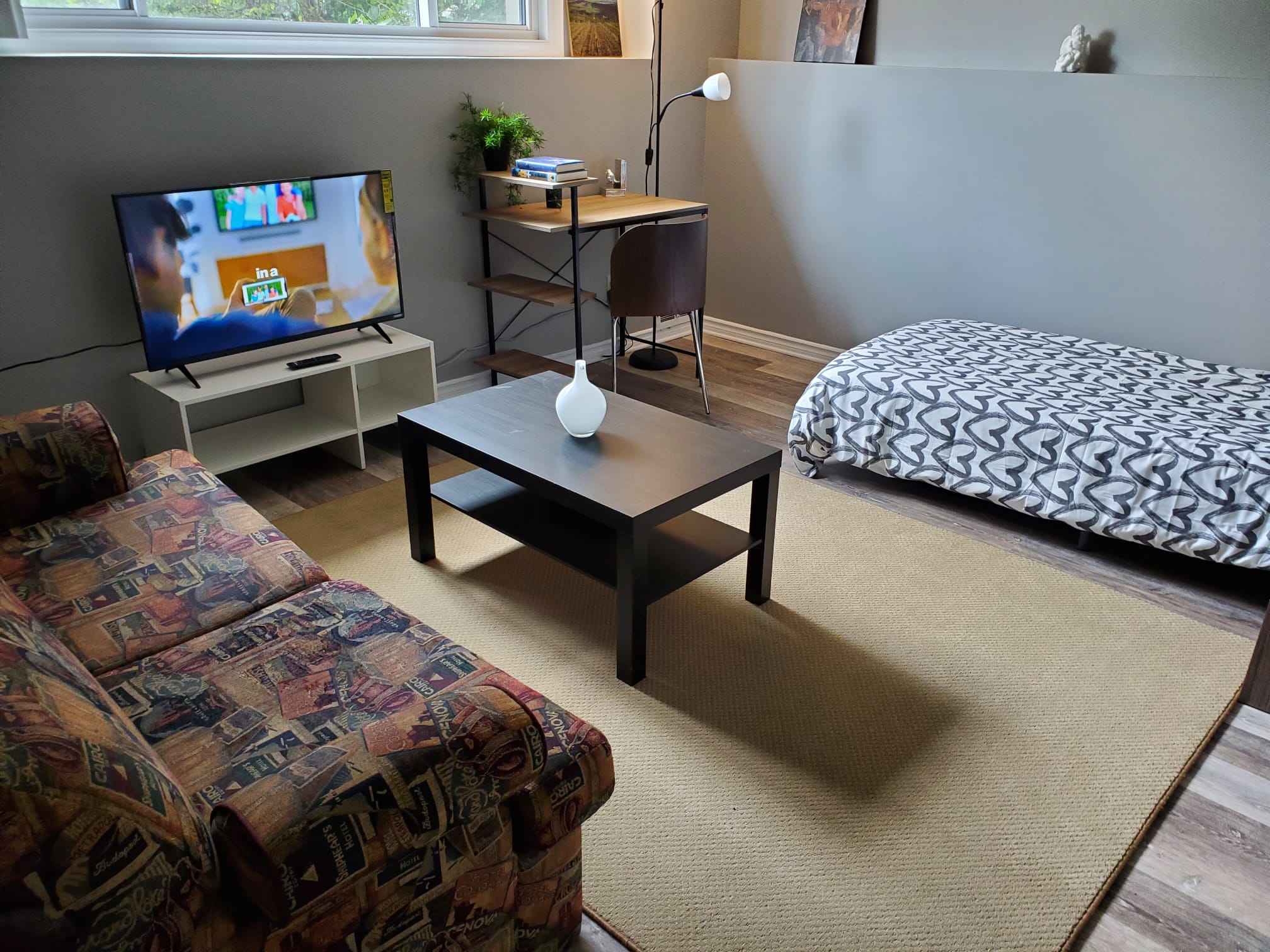 Economy Room - Small room with a twin size bed /Une petite chambre avec un lit simple at Conrad, furnished room in Aylmer, Gatineau