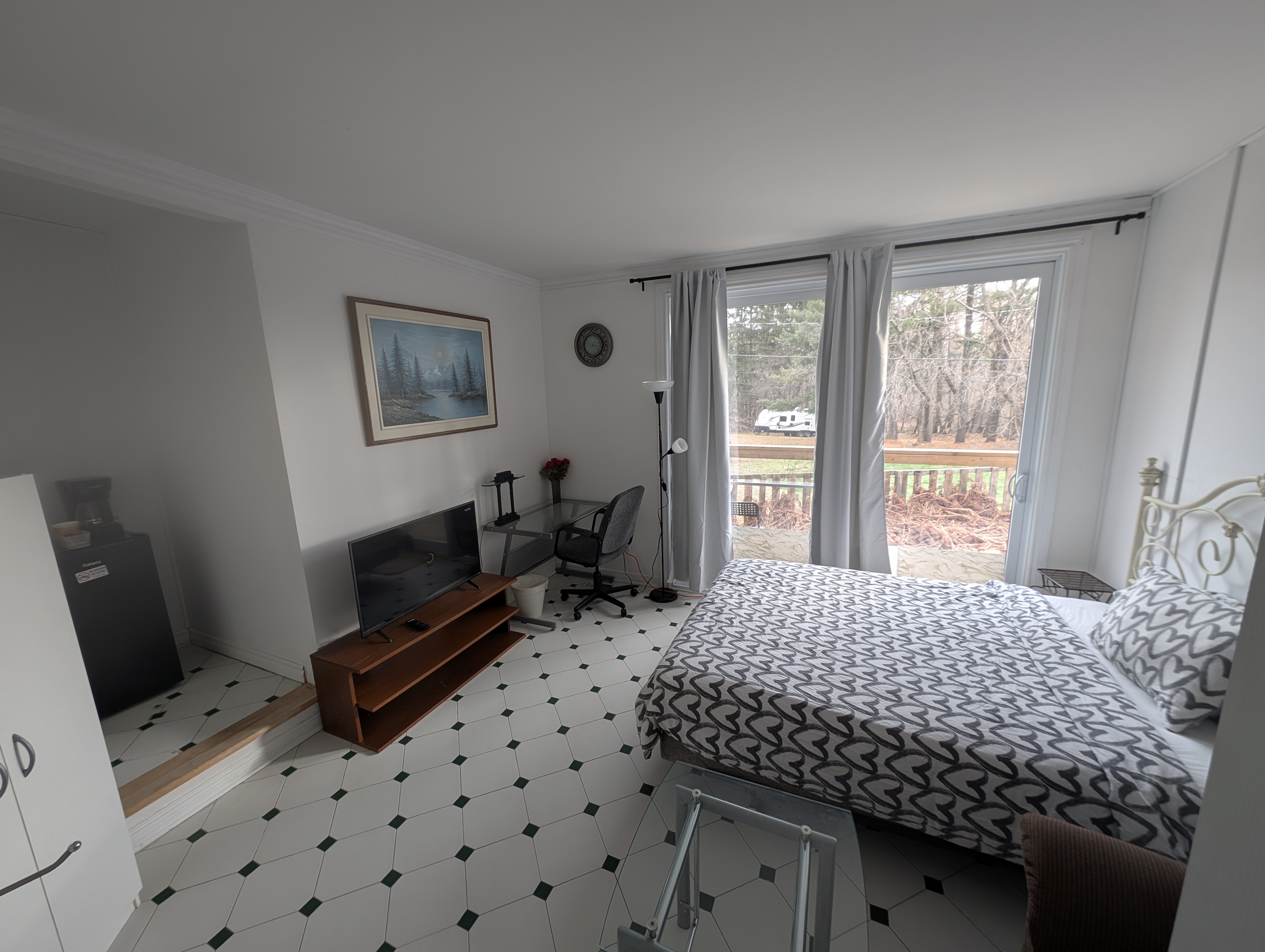 Amour - Room 6/Chambre 6 at Amour, furnished room in Aylmer, Gatineau